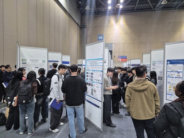 100여편에 달하는 포스터 발표는 학술대회기간 동안 ‘2025 솔라아시아 & 배터리 아시아쇼’ 전시장 내 특별 부스에서 진행됐다. [사진=인더스트리뉴스]<br>