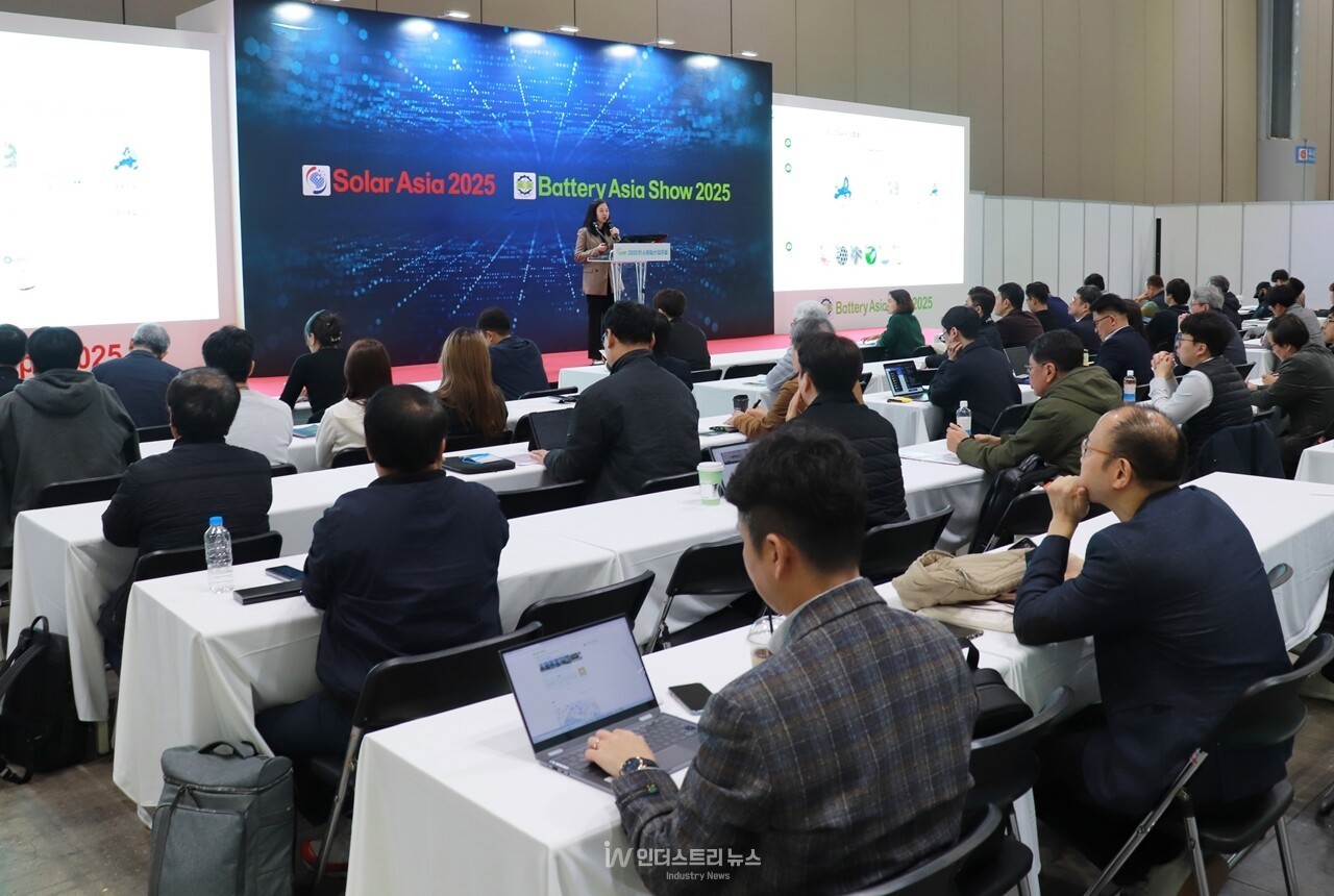 지난 6일 고양 킨텍스(KINTEX) 제1전시장에서 열린 ‘솔라아시아·배터리아시아 쇼 2025’의 부대행사로 ‘탄소중립산업포럼(Carbon Neutral Industry Forum)’ 2일차 강연이 진행됐다. [사진=인더스트리뉴스]<br>