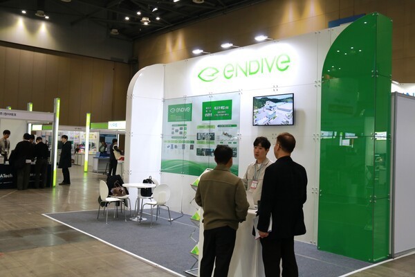 엔다이브(Endive)가 지난 5일부터 7일까지 일산 킨텍스에서 열린 2025 배터리 아시아 쇼(Battery Asia Show 2025)에 참가해, 사용후배터리의 재사용·재활용 통합 프로세스를 선보였다. [사진=인더스트리뉴스]<br>