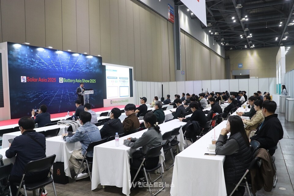 고양 킨텍스 ‘솔라아시아·배터리아시아쇼 2025’ 전시장 내 특별강연장에서 개최된 ‘PV월드포럼’ 현장 [사진=인더스트리뉴스]<br>