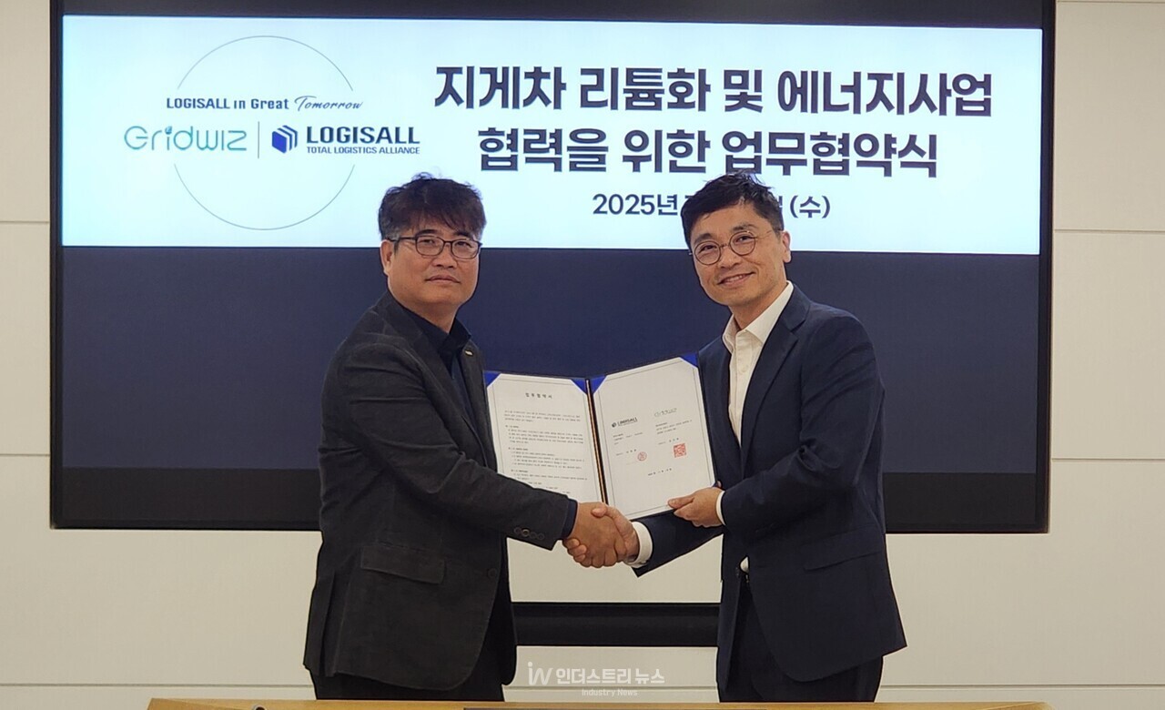 (사진 왼쪽부터) 로지스올 구매생산부문 김순석 대표와 그리드위즈 류준우 사장이 업무협약 체결 후 기념촬영을 하고 있다. [사진=그리드위즈]<br>